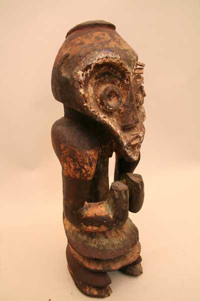 Mambila (statue), d`afrique : Cameroun., statuette Mambila (statue), masque ancien africain Mambila (statue), art du Cameroun. - Art Africain, collection privées Belgique. Statue africaine de la tribu des Mambila (statue), provenant du Cameroun., 1159/4364.Les Mambila au nombre de +/- 25000
ont crée des masques et des statues  reconnaissables à leur visage en forme de coeur,entouré souvent de petits tenons en bois et aussi à des applications de pigments multicolores .Cette vieille statue en bois date du 19eme ou du début du 20eme siècle,sa H.39cm. Les pigments sont blanc,vert,rouge et noir.le visage en forme coeur a des yeux tubulaires. Les bras pliés devant lui, semblent tenir des récipients dans les mains. Les statues personnifient les ancêtres,qui sont responsables de la prospérité de la tribu.(Nafaya). art,culture,masque,statue,statuette,pot,ivoire,exposition,expo,masque original,masques,statues,statuettes,pots,expositions,expo,masques originaux,collectionneur d`art,art africain,culture africaine,masque africain,statue africaine,statuette africaine,pot africain,ivoire africain,exposition africain,expo africain,masque origina africainl,masques africains,statues africaines,statuettes africaines,pots africains,expositions africaines,expo africaines,masques originaux  africains,collectionneur d`art africain